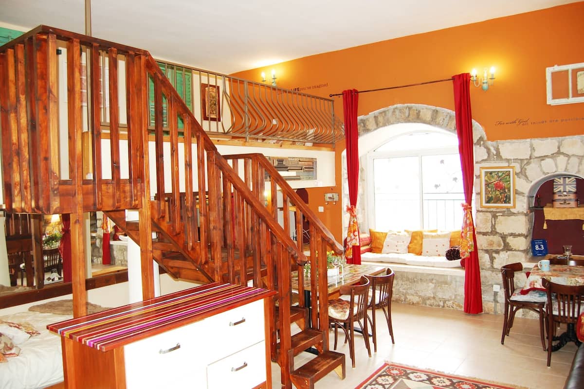 Studio (Pine Tree) | Living room | Flat-screen TV