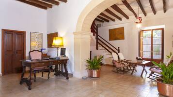 Traditional Studio, 1 Bedroom | Living area | 22-inch TV with satellite channels