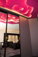 Escritorio, sistema de insonorización y tabla de planchar con plancha 