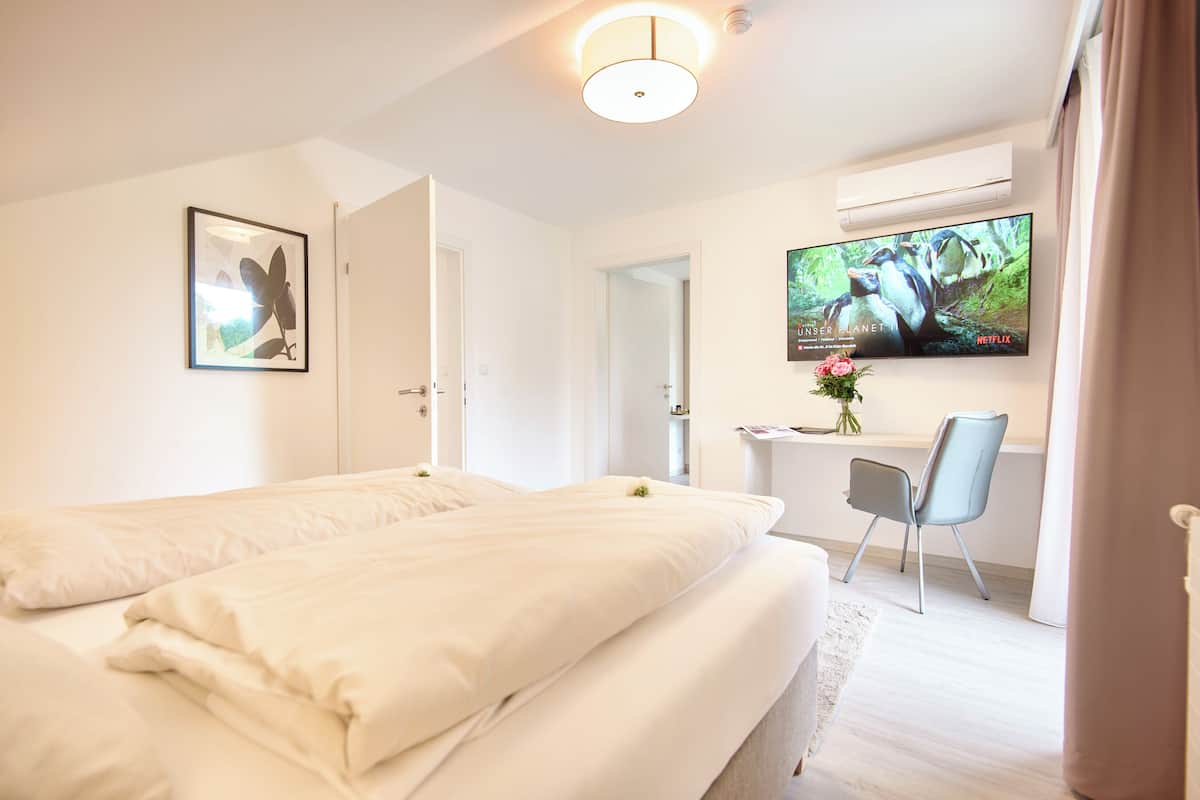 Appartement (Modern) | 1 slaapkamer, een minibar, een kluis op de kamer, een bureau