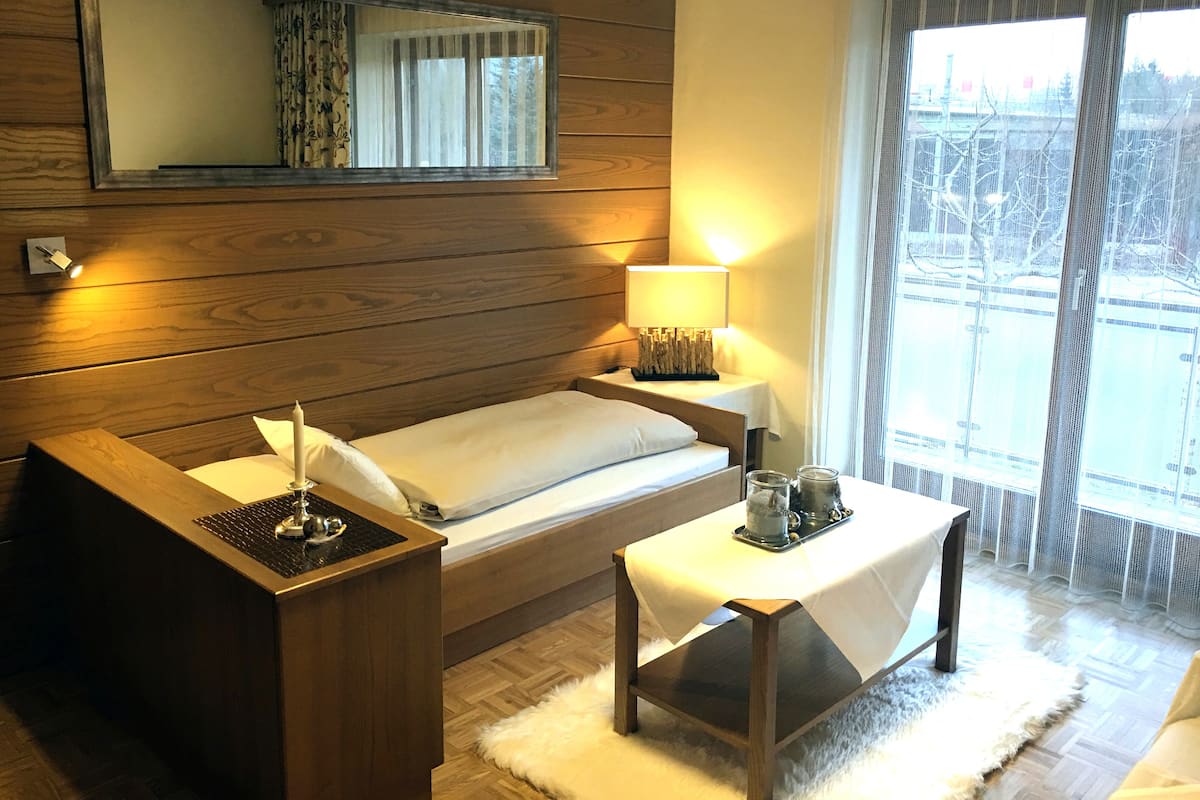 Eenpersoonskamer, uitzicht op bergen | 1 slaapkamer, een minibar, een kluis op de kamer, een bureau