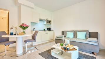 Apartment (Modern) | Wohnbereich | 40-Zoll-Fernseher mit Kabelempfang