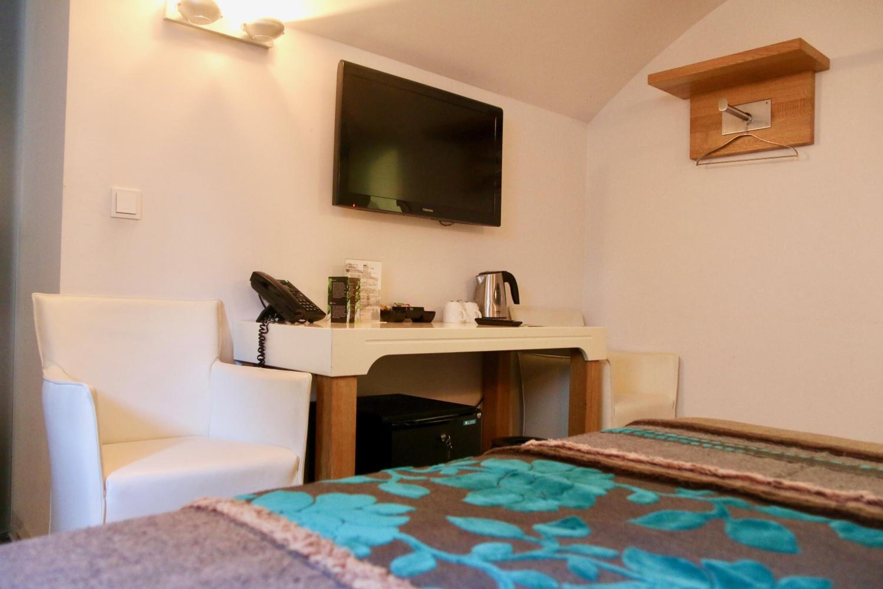 Safe på rommet, strykejern/-brett, wi-fi (inkludert) og sengetøy