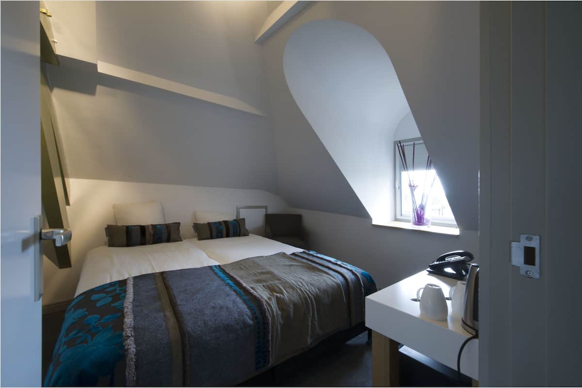 Family Room | In-room safe, iron/ironing board, free WiFi, bed sheets