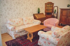 Apartamento, 1 quarto (incl. final cleaning fee) | Sala de estar | TV de tela plana