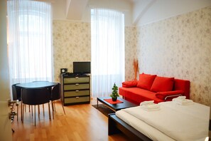 Estúdio clássico, 1 cama de casal e sofá-cama (incl. final cleaning fee) | Ferros/tábuas de passar roupa, Wi-Fi de cortesia, roupa de cama