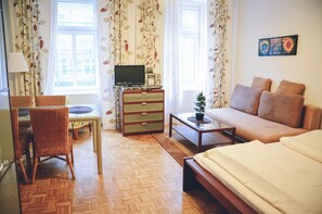 Tabla de planchar con plancha, wifi gratis y ropa de cama 