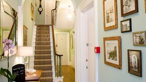 Lobby - Rosslyn House (Whitby)