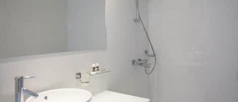 Dusche, kostenlose Toilettenartikel