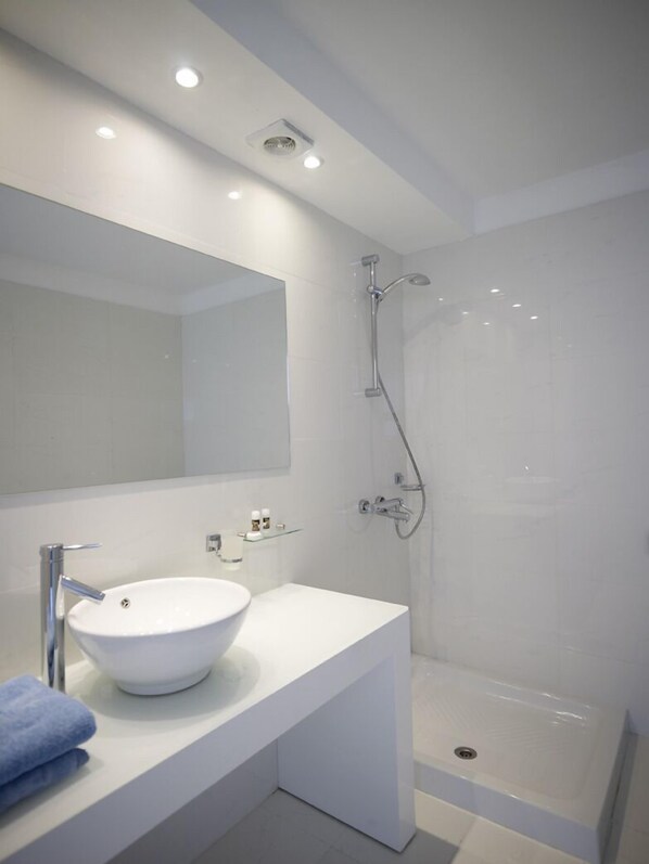 Regadera y amenidades de baño gratuitas 