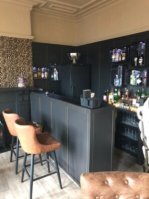 Bar (trong khuôn viên)