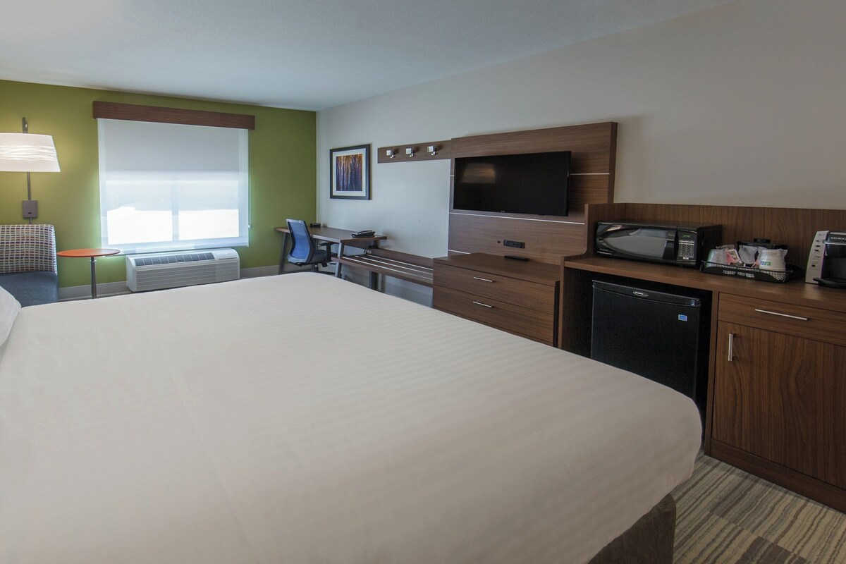1 quarto, frigobar, cofres nos quartos, escrivaninha