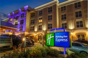 Edificio de Holiday Inn Express con un cartel que indica la dirección 322.