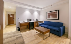 1 dormitorio, minibar, caja fuerte y escritorio