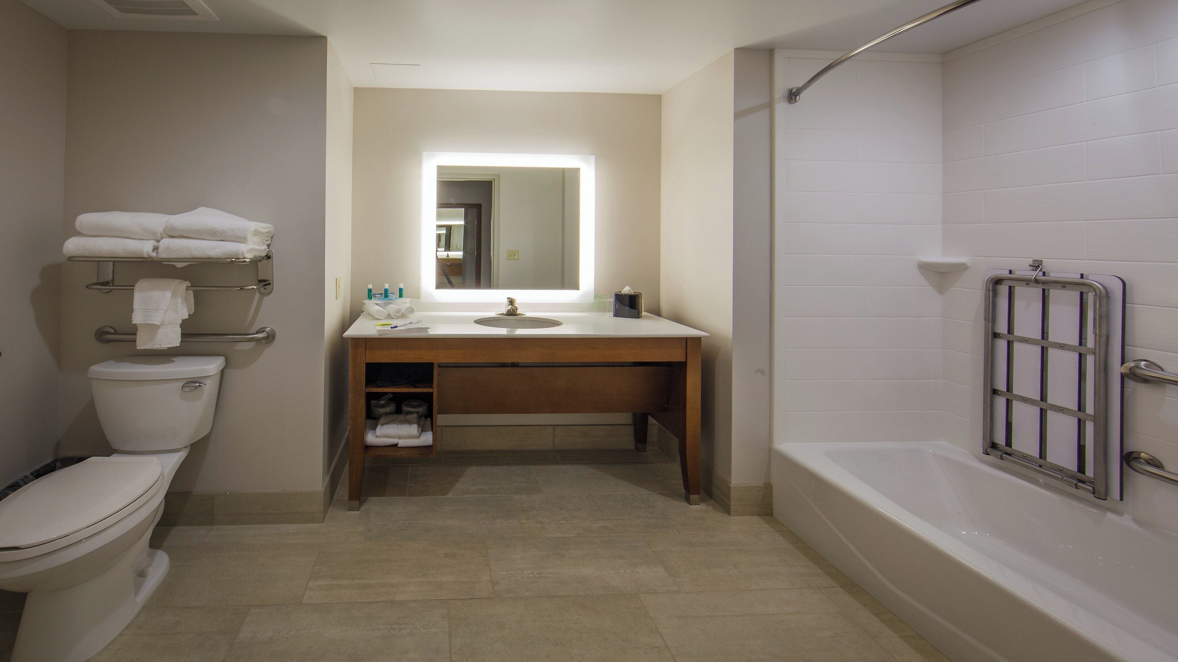 Ein Badezimmer mit Toilette, Waschbecken und Dusche.