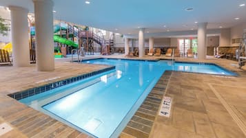 Piscina interna, funciona das 10h às 22h, espreguiçadeiras