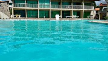 Apartamento familiar, 2 habitaciones, accesible para personas con discapacidad, vistas al mar | 1 dormitorio, decoración individual, mobiliario individual y escritorio