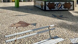 A kiosk named 'Kiosque do Village' with a tiled roof and a mosaic bench in front. - Flats Privé Village Galés (Maragogi - AL) (Maragogi)