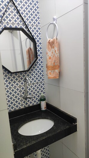 Apartamento | Banheiro | Chuveiro, secador de cabelo, sabonete 