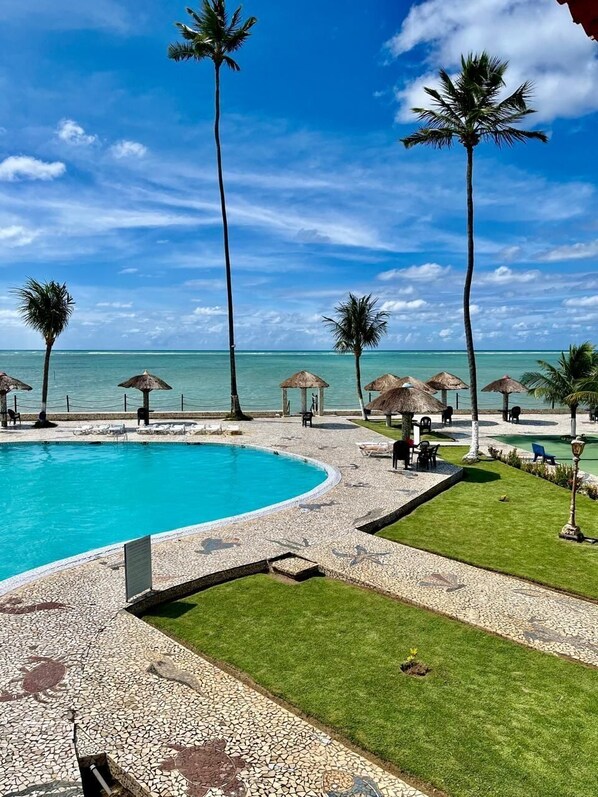 Apartamento | Piscina | Piscina externa, funciona das 7h30 às 17h30, guarda-sóis