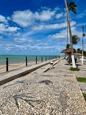 On the beach, white sand, beach umbrellas, beach towels - Flats Privé Village Galés (Maragogi - AL) (Maragogi)
