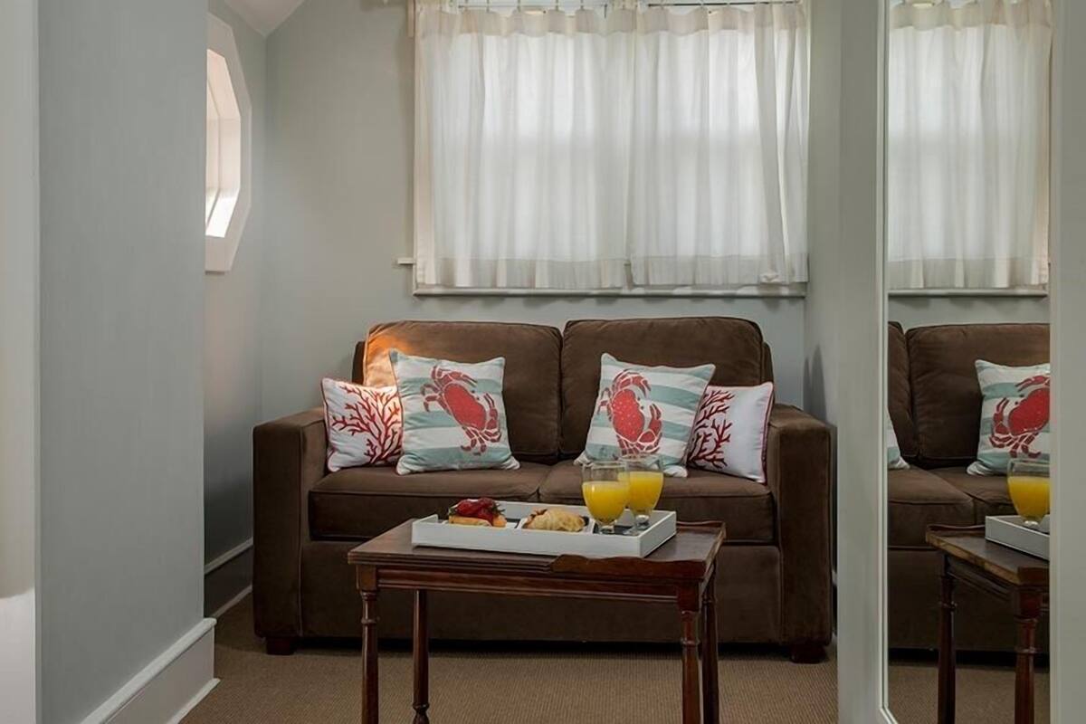 Habitación, 1 cama de matrimonio | Zona de estar | Una televisión de pantalla plana