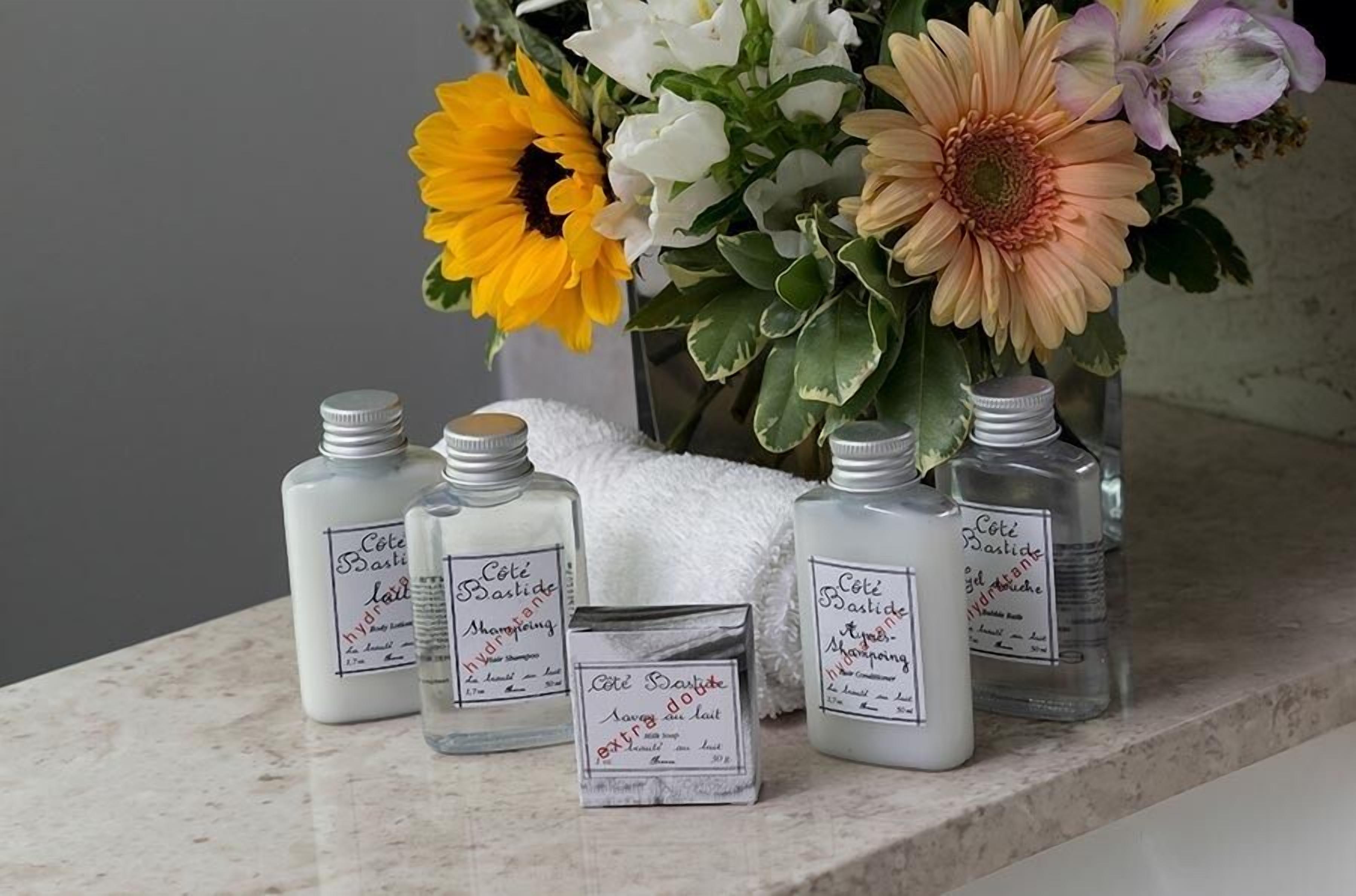 deluxe suite | bathroom amenities | separate bathtub and shower, designer toiletries, towels