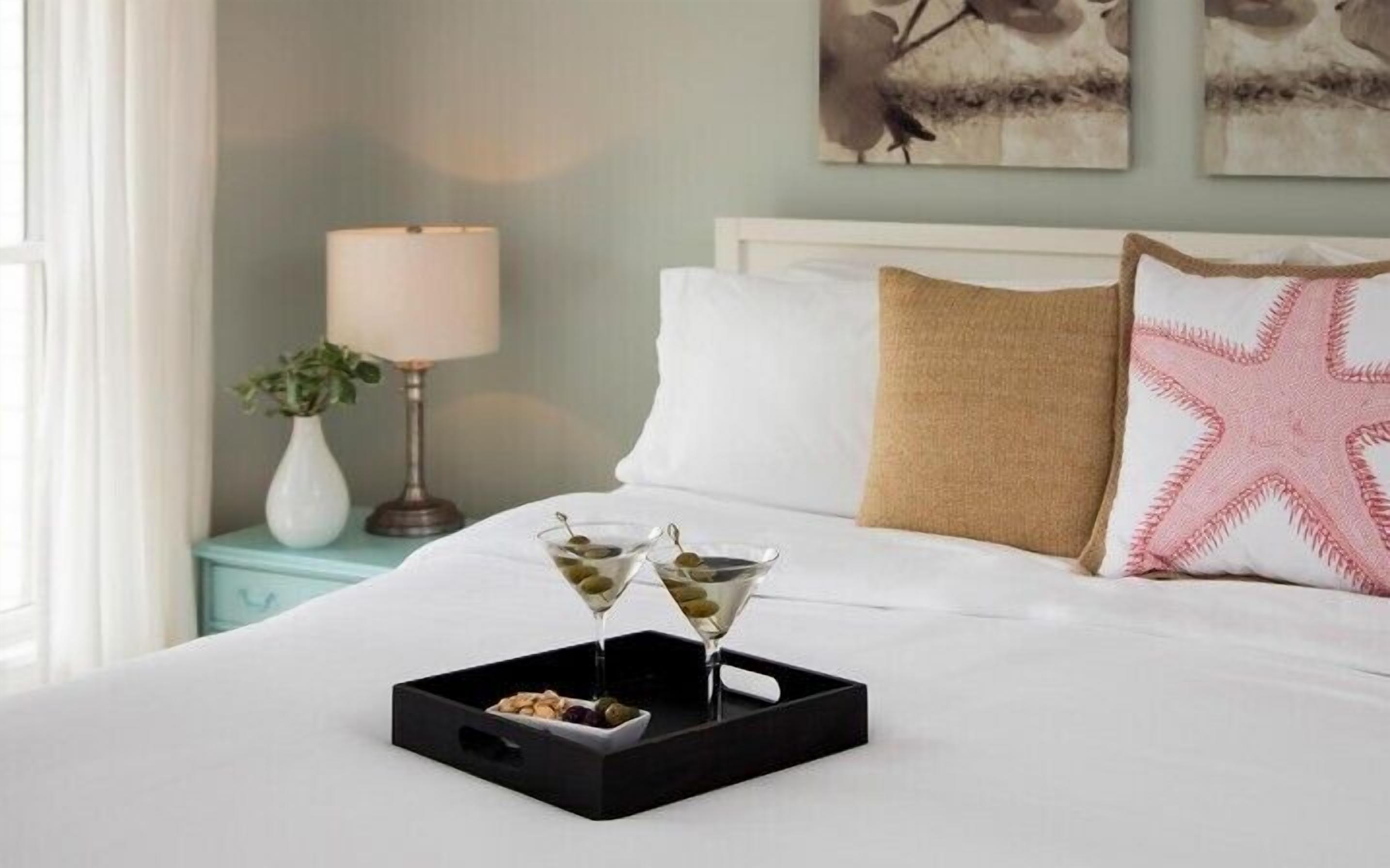 deluxe room, 1 king bed | 1 bedroom, premium bedding, in-room safe, iron/ironing board