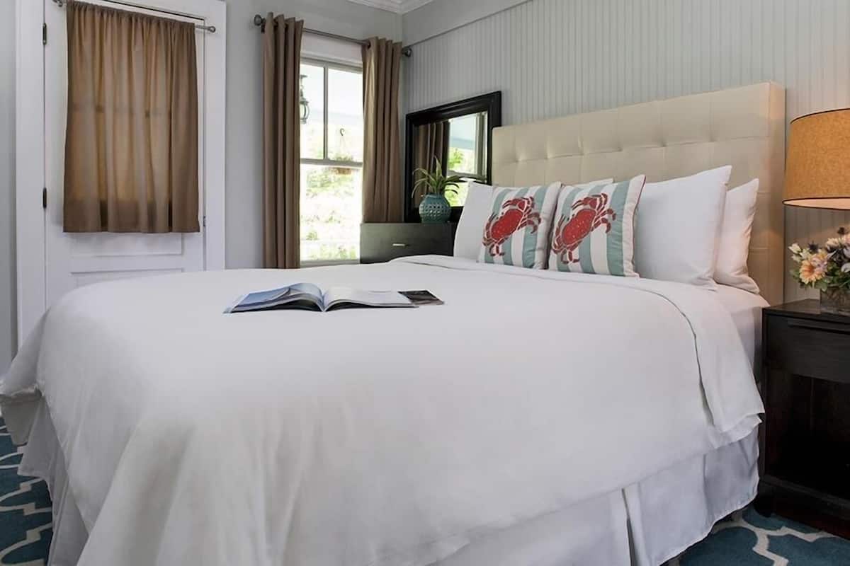 Suite Deluxe | Ropa de cama de alta calidad, caja fuerte, tabla de planchar con plancha
