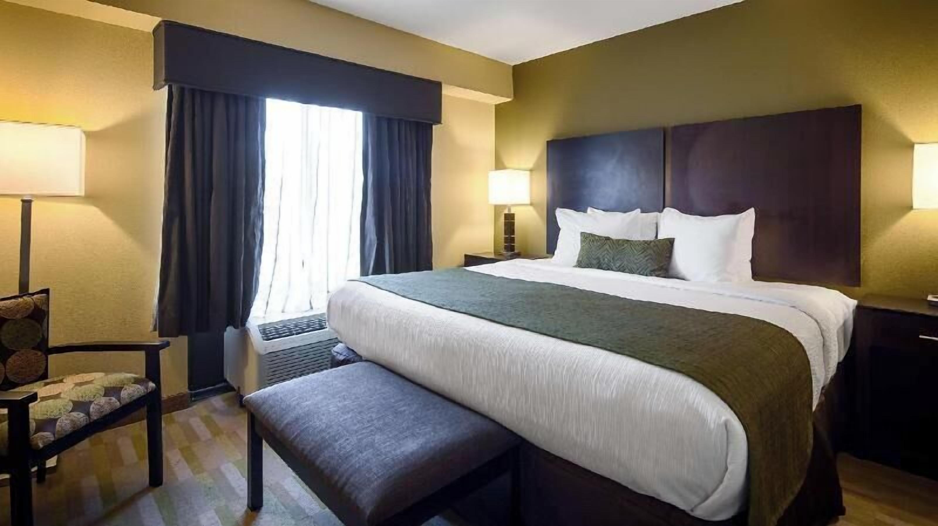 Pillowtop beds, desk, laptop workspace, soundproofing
