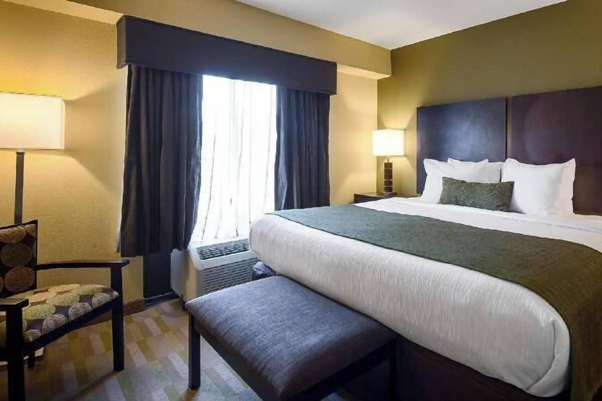 Pillowtop beds, desk, laptop workspace, soundproofing