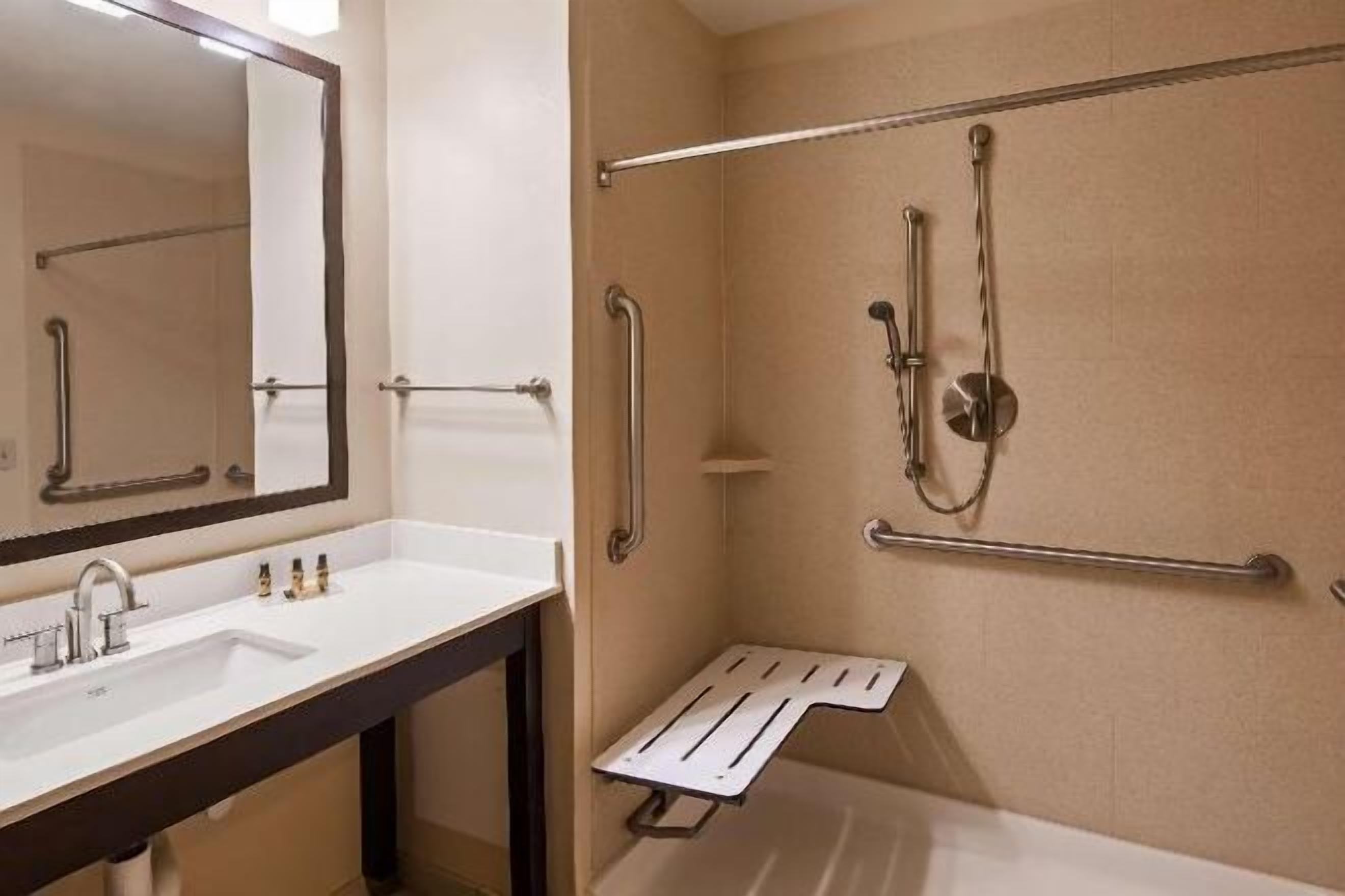 Articles de toilette (gratuits), séchoir à cheveux, serviettes fournies