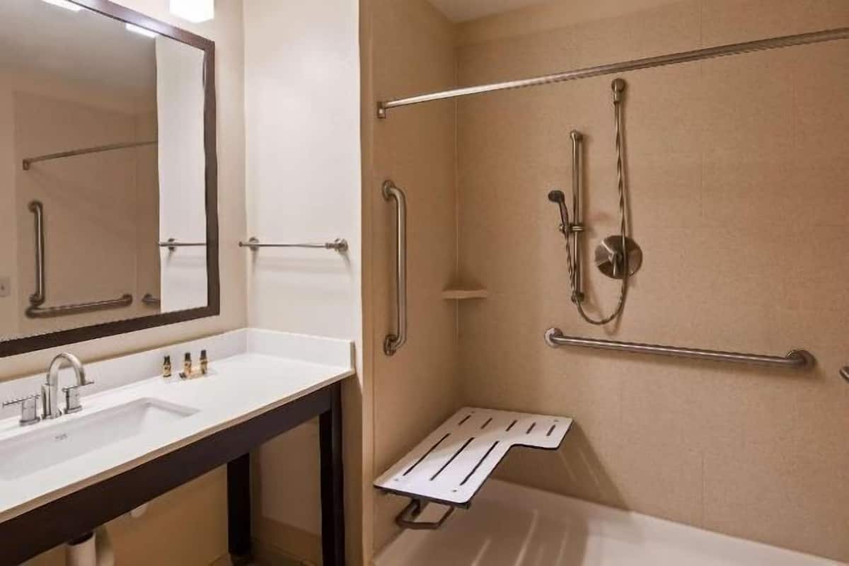 Toalettartikler (inkludert), hårføner, håndklær og såpe