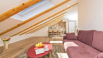 Luxury-Apartment (Attic) | Wohnbereich | LCD-Fernseher, Fußbodenheizung