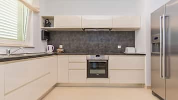 Appartement Deluxe, 2 chambres, terrasse | Cuisine privée | Grand réfrigérateur, micro-ondes, four, plaque de cuisson