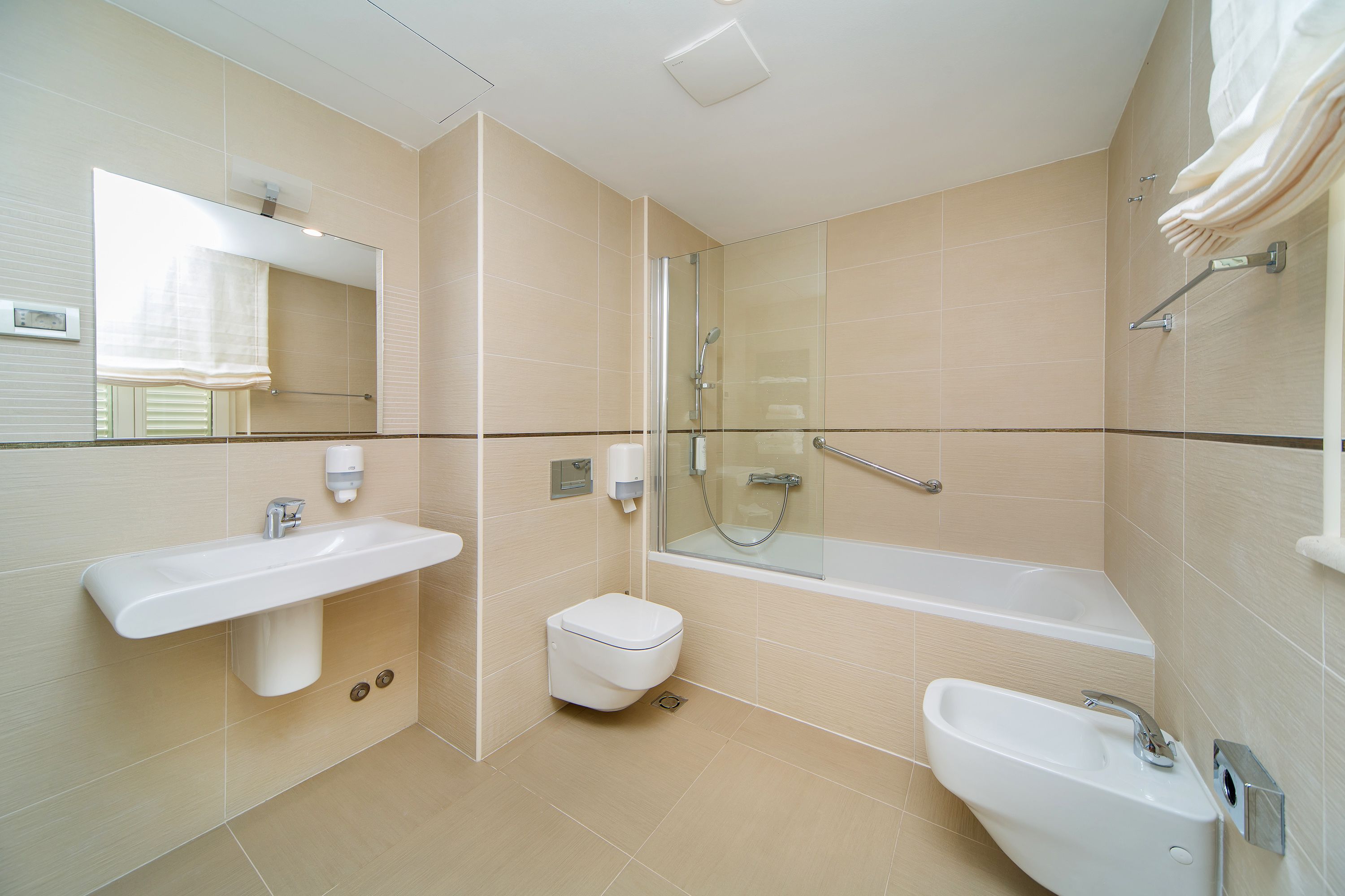 Une salle de bain moderne avec un lavabo, des toilettes et une baignoire.