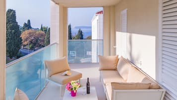 Apartamento luxo, 3 quartos, terraço, vista parcial para o mar (5 *) | Sacada