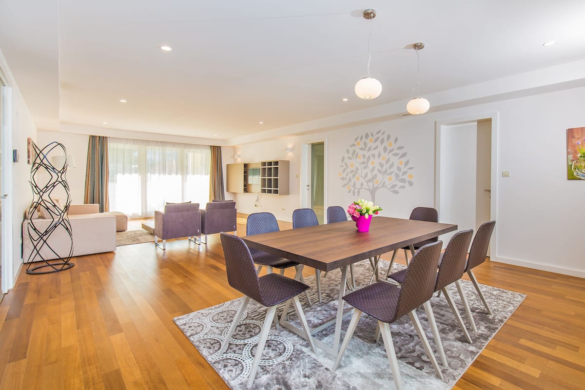 Deluxe Apartment, 3 Bedrooms, Terrace, Garden View (5 *) | In-room dining
