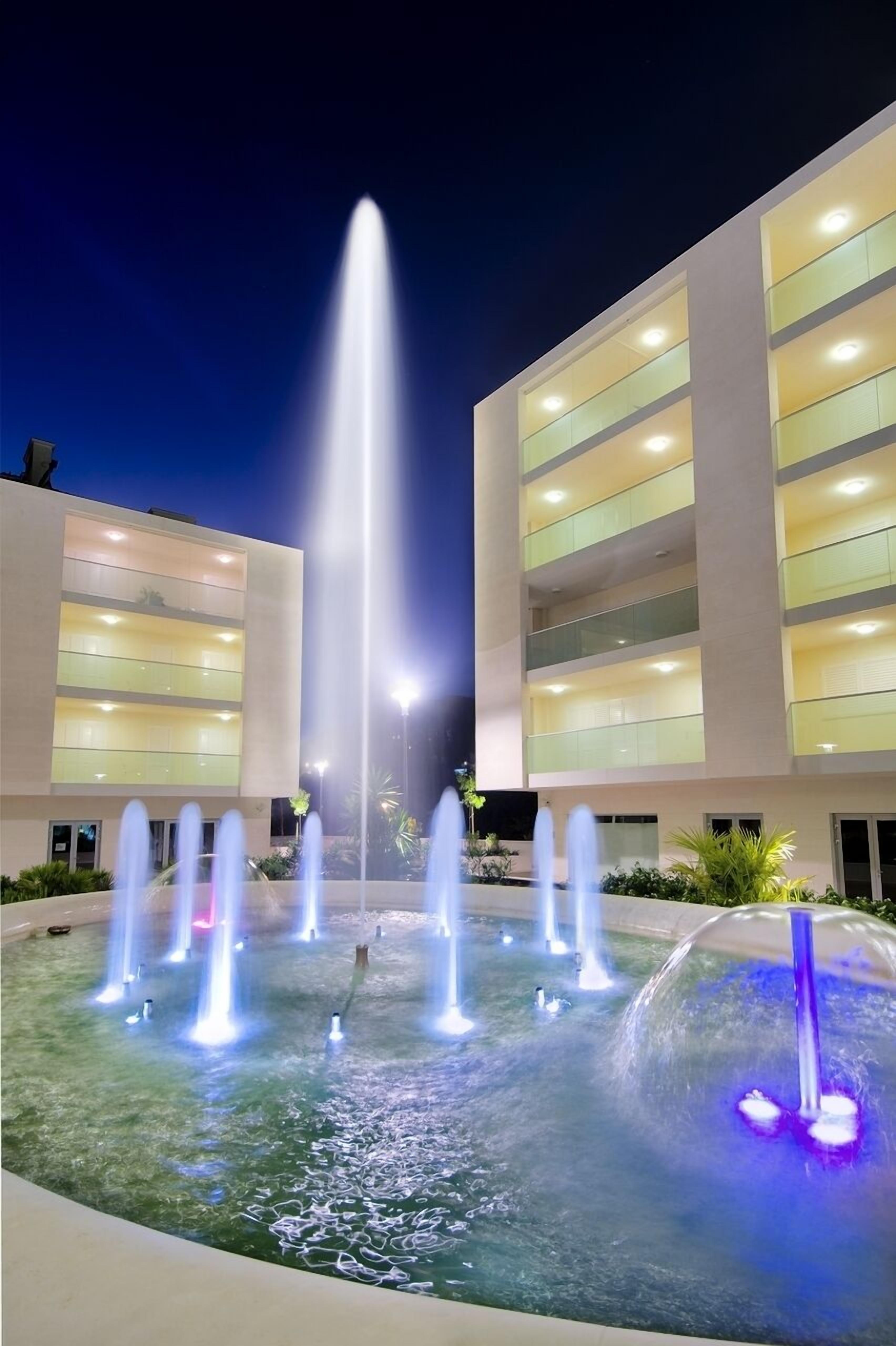 Voorkant accommodatie - avond/nacht