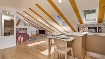 Apartemen Mewah, balkon (Attic) | Brankas dan didekorasi berbeda-beda