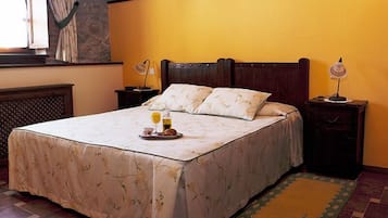 Habitación doble | Caja fuerte, escritorio, cortinas opacas y cunas gratuitas