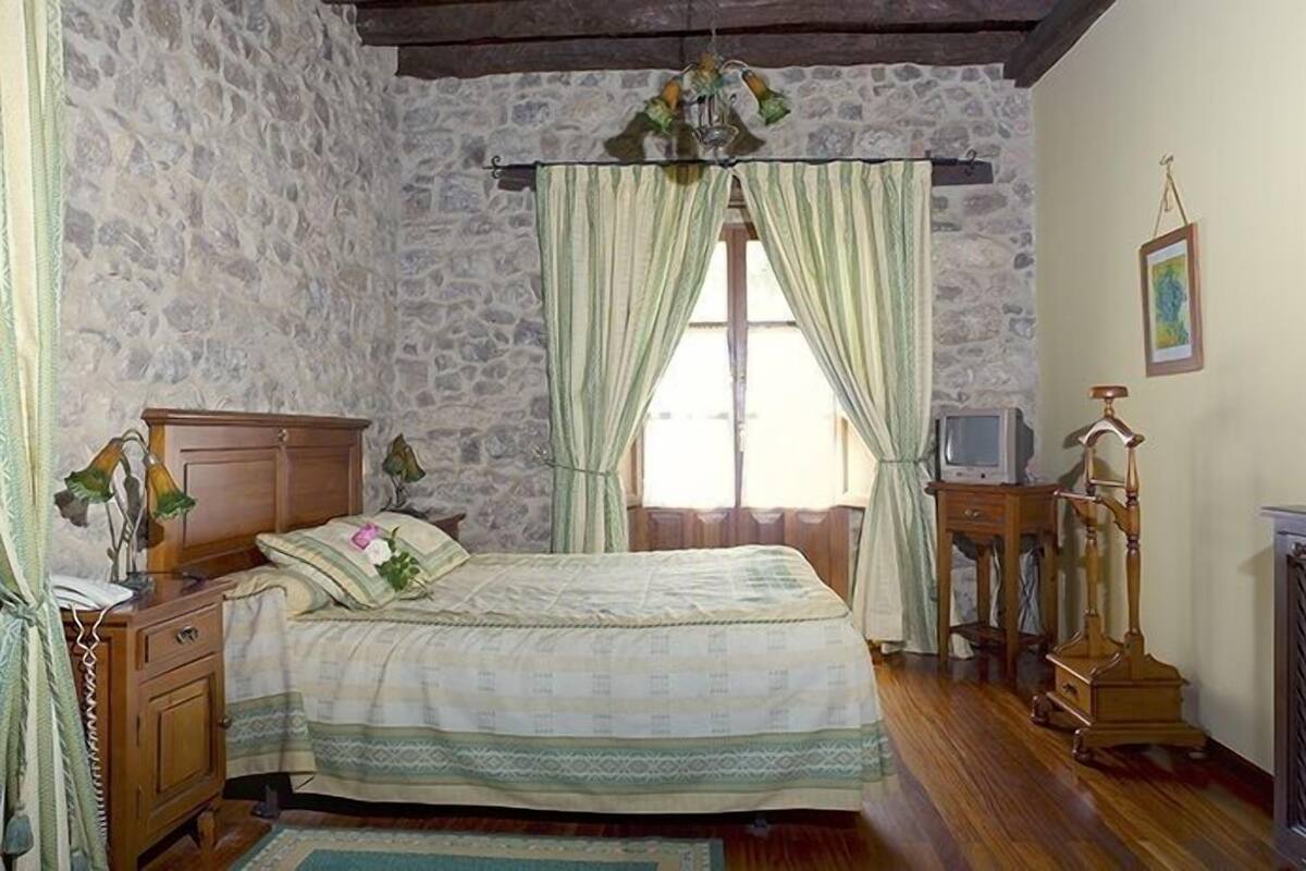 Double Room | In-room safe, desk, blackout drapes, cribs (free)