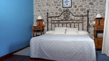 Tweepersoonskamer | Een kluis op de kamer, een bureau, verduisterende gordijnen