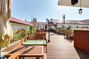 Serviço de café da manhã, culinária russa, restaurante ao ar livre 