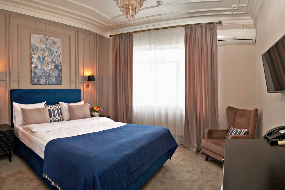 Quarto casal superior | Roupas de cama antialérgicas, cofres nos quartos, escrivaninha