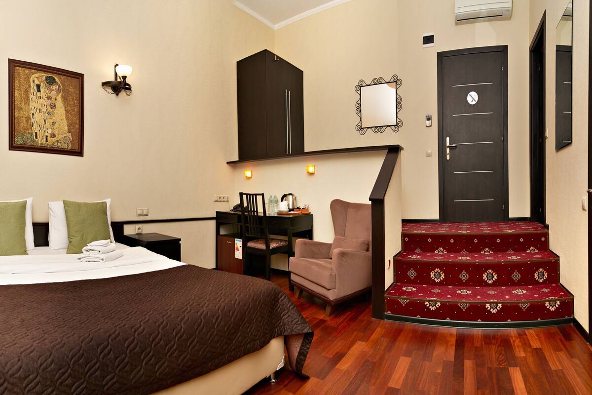 Roupas de cama antialérgicas, cofres nos quartos, escrivaninha