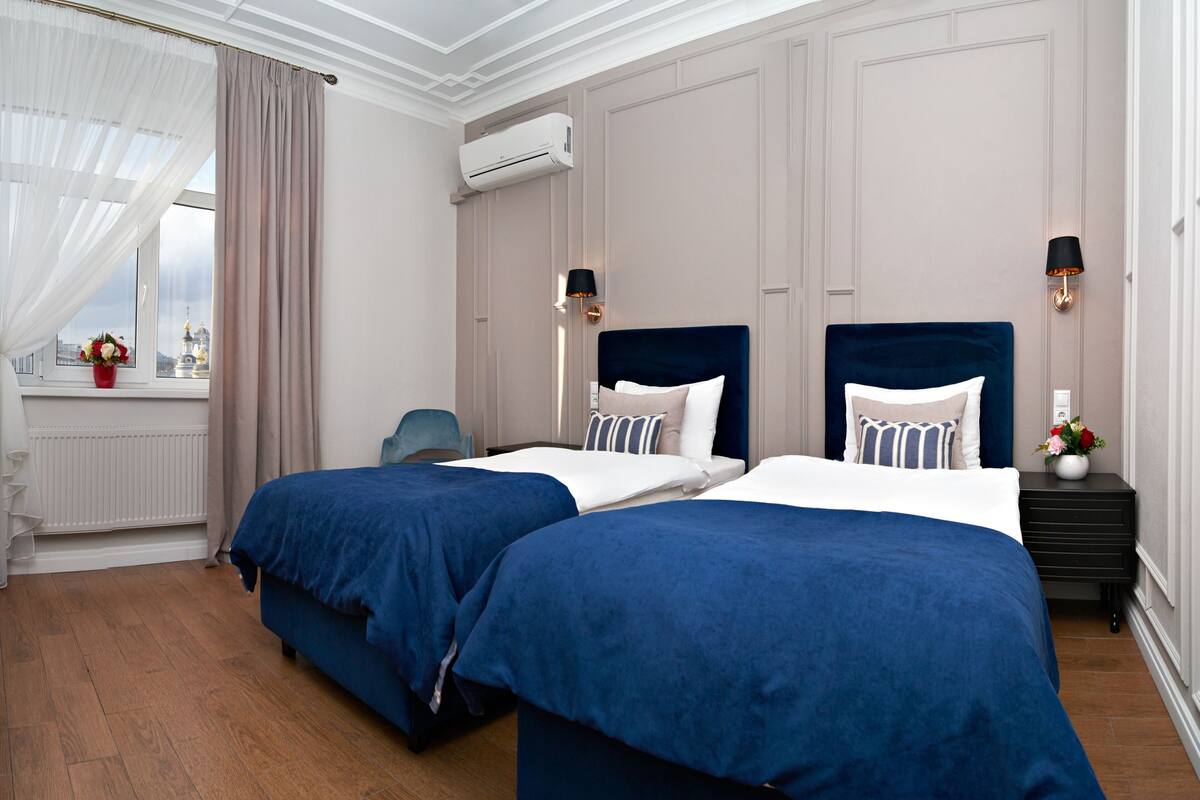 Quarto duplo superior, vista para a cidade | Roupas de cama antialérgicas, cofres nos quartos, escrivaninha