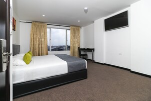 Peralatan tempat tidur hipoalergenik, meja, ruang kerja komputer riba 