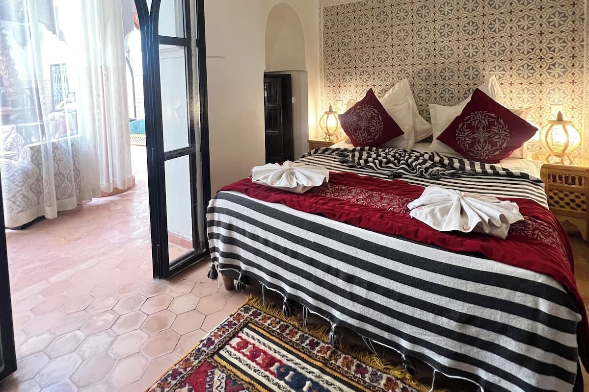Deluxe Double Room, Private Bathroom | 1 bedroom, in-room safe, desk, soundproofing