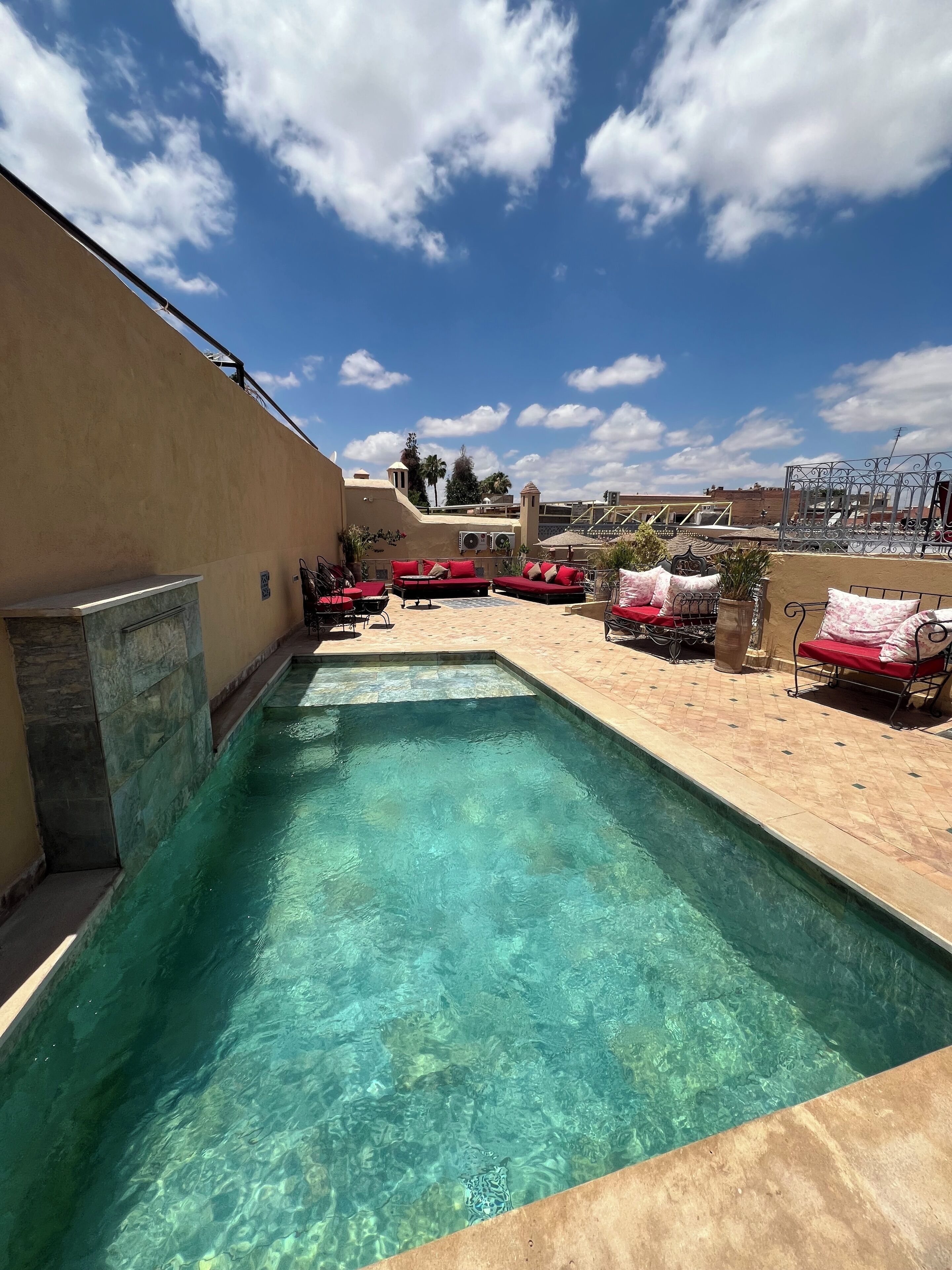 Piscine extérieure, chaises longues